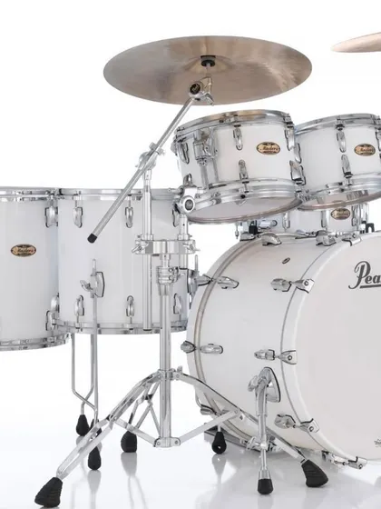 The Pearl Masters Maple Pure kit in Arctic White, shown with the TC1035BL Tom/Cymbal Stand. This setup offers incredible stability and positioning flexibility for the professional drummer.