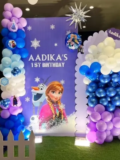 A detailed shot of our Frozen theme decor, showing a vertical balloon arrangement and character cutouts of Anna and Olaf for Aadika's first birthday.