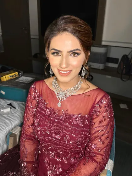 Engagement ready with a no-filter finish. The makeup is elegant and timeless, with a focus on a flawless complexion and defined eyes.