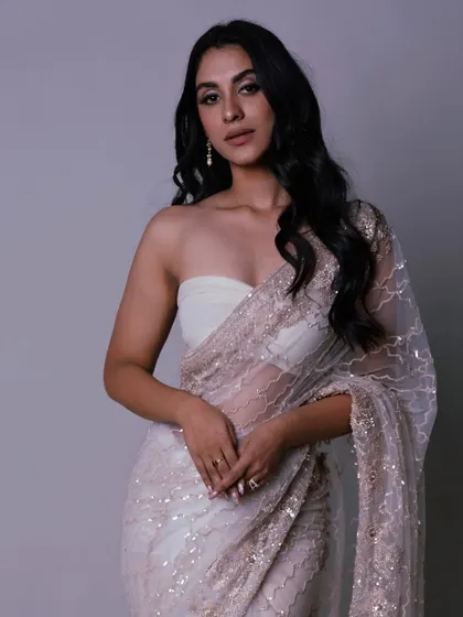 Perfection in white. For this Samyakk sarees shoot, I created a soft, ethereal makeup look with gentle waves in the hair to match the delicate, sequined saree.