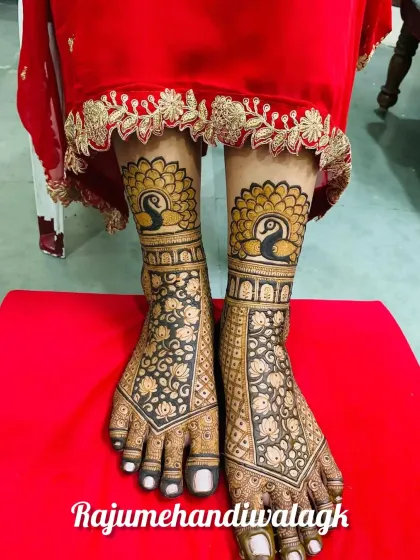 Your feet deserve the same attention as your hands. This is a bridal foot mehendi with matching peacock designs, which are a symbol of grace and beauty. The patterns are detailed and create a complete look.