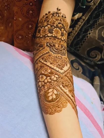 It was an honor to do the henna for someone so special on her wedding day. This design features a heavy floral cuff and intricate patterns down the arm.