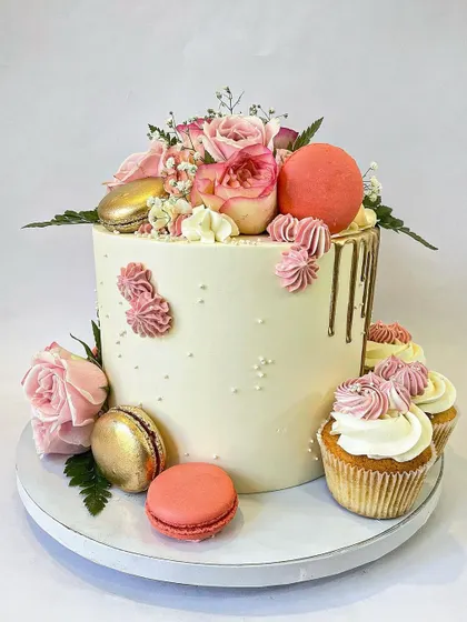 This design is one of my personal favorites, combining my signature buttercream with fresh pink roses, a delicate gold drip, and delicious macarons. It's a perfect choice for anniversaries, bridal showers, or any elegant celebration.