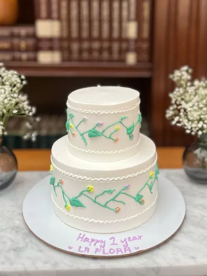 The full view of the minimal vine-themed cake, a perfect example of simple elegance.