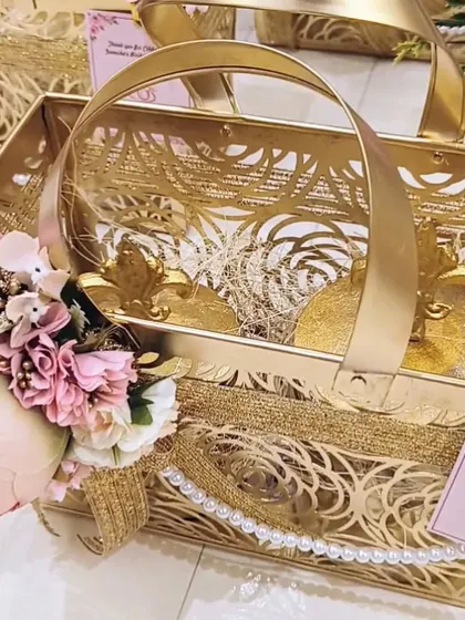 These gold metal baskets, paired with wooden and metal jars, make the perfect housewarming return favor. They are multipurpose and can be used for home decor long after.