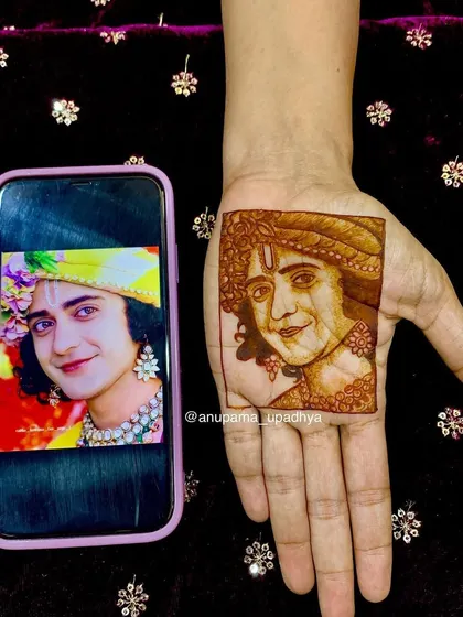 Here you can see the side-by-side comparison of the reference photo and the final mehandi portrait. My workshops focus on teaching you how to translate a photograph into henna art with accuracy and feeling.