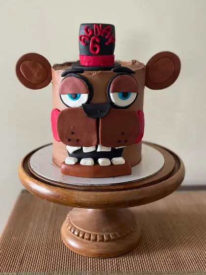 A straight-on shot of the intense Fazbear Freddy.