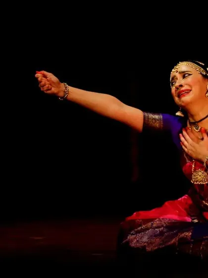 A duplicate of image 23, showing Sunidhi's expressive performance.