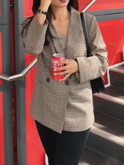 A close-up on the details of my blazer and accessories.