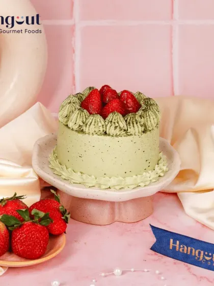 A match(a) made in strawberry heaven. This elegant and irresistible cake combines the earthy flavor of matcha with the sweetness of fresh strawberries for a unique and sophisticated treat.