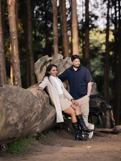 Using a fallen log as a natural prop, this portrait has a relaxed and stylish feel. It showcases how we can blend fashion-forward posing with a rustic, natural environment.