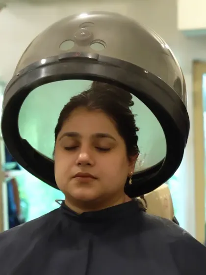 A moment of quiet transformation. The gentle steam helps the protein treatment penetrate deeply into the hair shaft, locking in moisture and nutrients for long-lasting strength and softness.