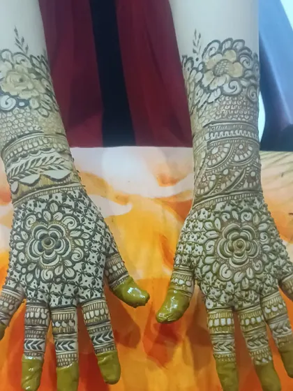 This design features a beautiful net pattern on the palms, topped with a floral cuff design.