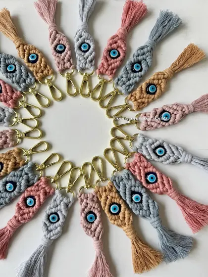 The golden clasps on these evil eye keychains add a little touch of elegance. They are perfect for corporate gifting or as favors for a sophisticated event.