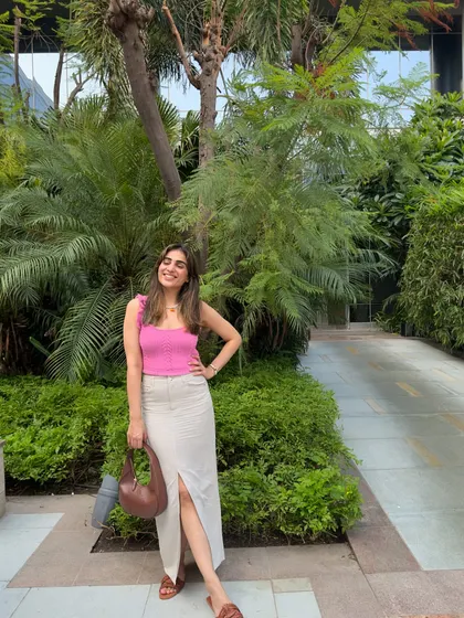 A final, smiling shot of this cute and casual look.