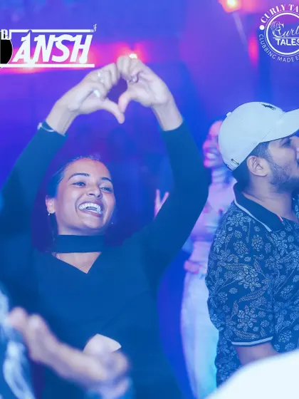 A heart sign from the crowd is the best feedback a DJ can get. The love was real at Howln Pub during this legendary night.