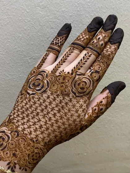 This design features a delicate net pattern filled with tiny flowers, surrounded by larger rose motifs. It's a very romantic and feminine style.