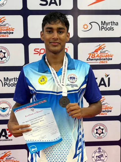 Dhakshan S with his bronze medal from the Men's 800m Freestyle.