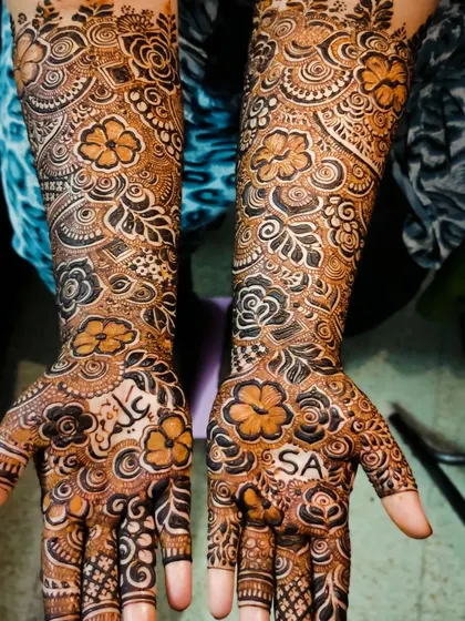 The final stain of this personalized bridal design is absolutely stunning. The names and initials are perfectly clear.