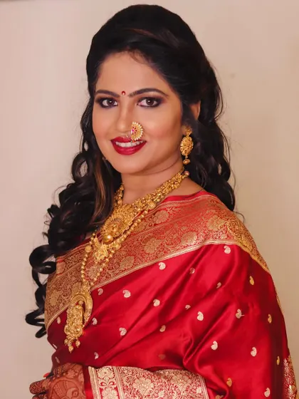 A beautiful Maharashtrian bride ready for her reception. To help your own bridal makeup day go smoothly, remember to prep your skin, be on time, and most importantly, trust your artist to work their magic.