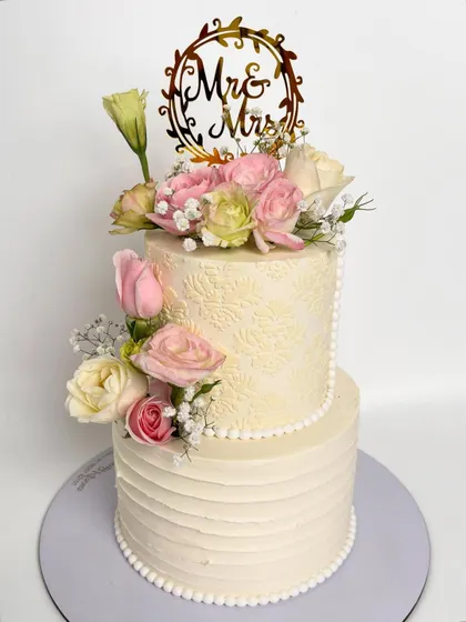 A full shot of the floral "Mr & Mrs" wedding cake, a perfect blend of classic and romantic.