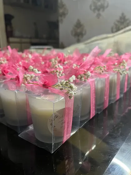 Our frosted box candles decorated with real dried flowers are a bestseller for the wedding season. They look elegant and are perfect for gifting.