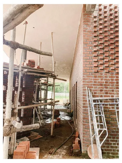 A detail of the intricate brick bond used for the auditorium walls. This craftsmanship was essential to achieving the building's unique texture and character, connecting it to local building traditions.