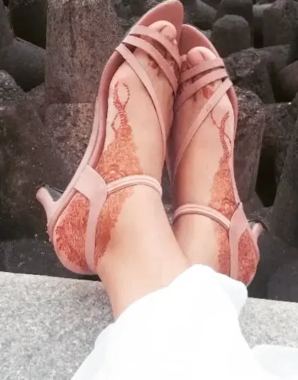 A simple and elegant design on the feet, perfect to show off with a pair of heels.