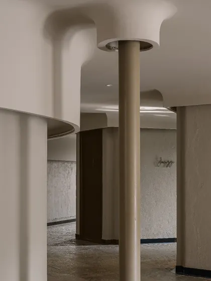Detail of the interior columns at the Aqua Spa. The smooth, curved forms flow from the exterior to the interior, enveloping guests in a comforting embrace and enhancing the feeling of tranquility.