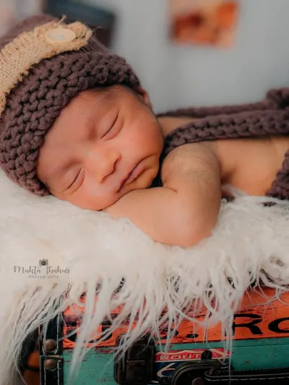 Even the tiniest explorers can have big adventures. This peaceful 11-day-old newborn is dreaming of faraway places in my cozy, travel-themed studio setup, showing how I create imaginative and safe portraits for your little one.