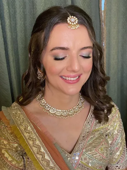 A gorgeous Mehendi look for this bride. Her pastel outfit was paired with a soft, shimmery eyeshadow and a natural, glowing base. ❤️