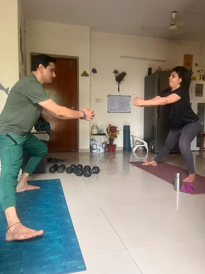A duplicate of the previous image, showing the importance of mirroring and interactive coaching for achieving correct form in exercises like the side lunge.