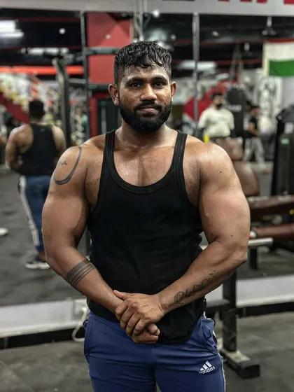 A relaxed but powerful pose. Showing the size and fullness of my arms and chest.