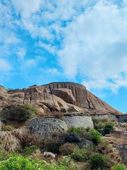 The impressive rock formations and fortifications of Gudibande, a destination that combines natural beauty with historical intrigue.