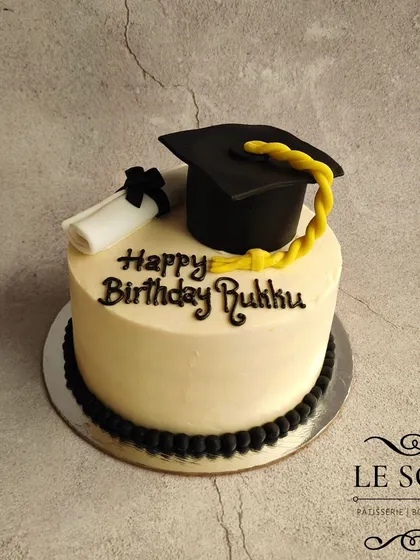 A classic graduation cake to celebrate a big achievement. This 1 kg Rasmalai cake is simply decorated with a fondant graduation cap and diploma.