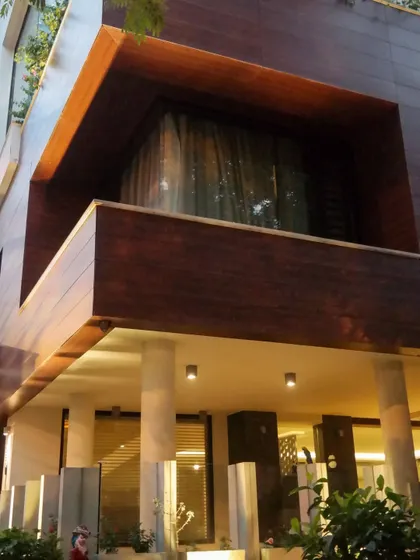 The essence of modern elegance is captured in this glass and wood-clad facade. At the stilt level, the interplay of concrete and natural stone adds a contemporary touch and distinct character to the space.