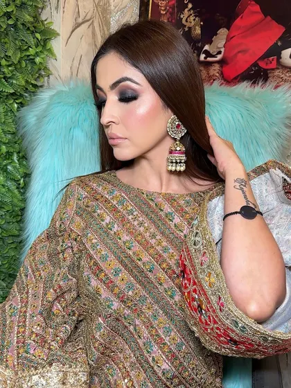 A side profile of the Arabic glam look, showing the beautiful gradient of the smokey eye. The dark lash line and blended edges create a captivating and timelessly glamorous effect.