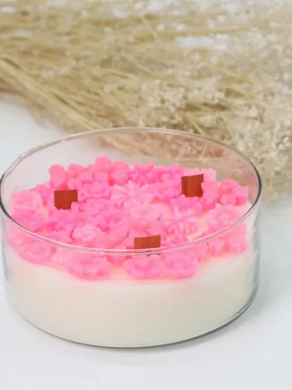 This large glass bowl candle, filled with beautiful pink flower-shaped wax melts and wooden wicks, is a perfect statement piece to celebrate the special woman in your life on Women's Day.