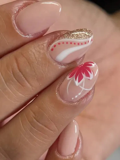 A close-up of the detailed accent nail, combining different patterns and textures.