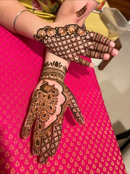 A graceful peacock design on one hand paired with a delicate net pattern on the other. This asymmetrical look is modern and stylish.