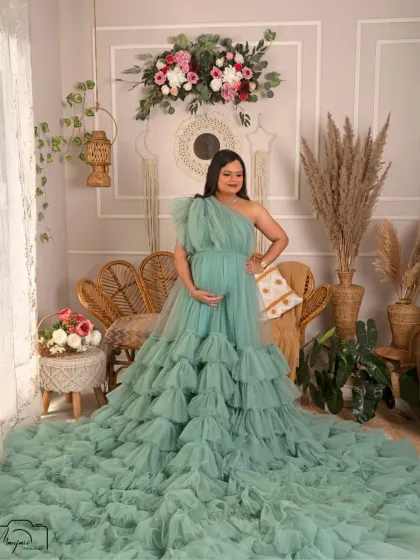A confident and radiant pose. This mama-to-be owns the frame, looking like a true goddess in the earthy and elegant boho setup.