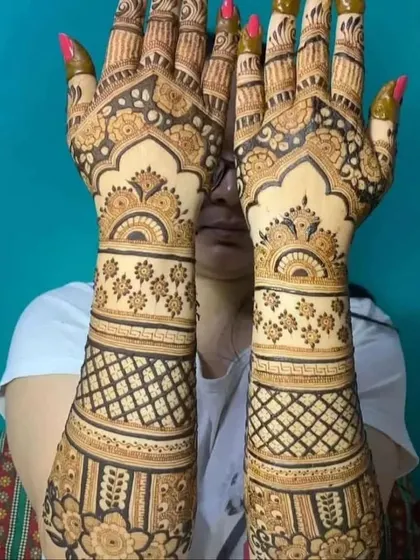 A beautiful example of a symmetrical design, with matching patterns on both hands creating a mirror effect.
