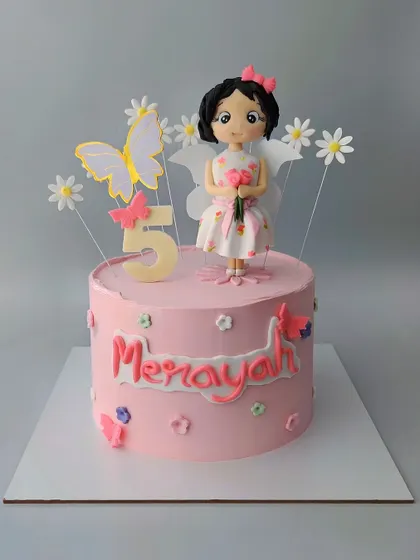 A floral fairy theme for baby Merayah's 5th birthday. This vanilla and strawberry cake features a hand-sculpted fairy figurine surrounded by daisies and butterflies.