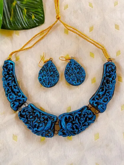The carved 'hansli' choker in a rich metallic blue.