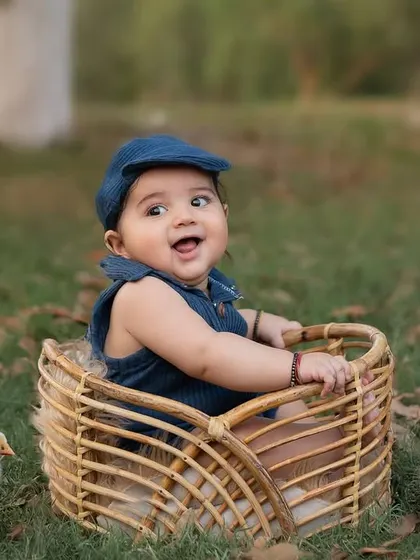 Making new friends during an outdoor half-birthday shoot. We sometimes bring along little chicks for our park sessions, which always results in the most adorable and surprised expressions.