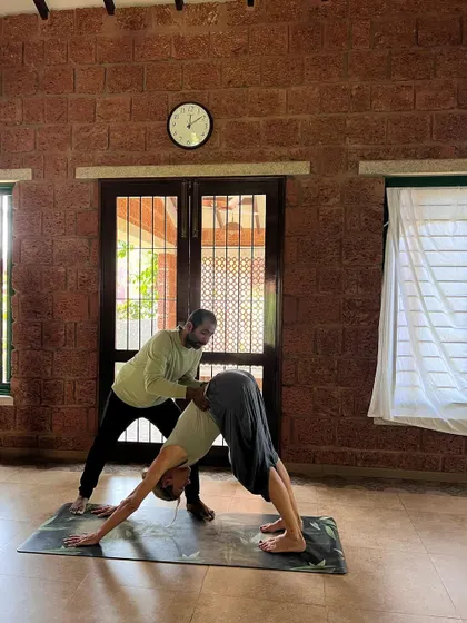A glimpse from our Hands-on Adjustment Workshop. Here, we are breaking down the alignment for Adho Mukha Svanasana (Downward-Facing Dog), a foundational pose that is crucial for teachers to understand deeply.