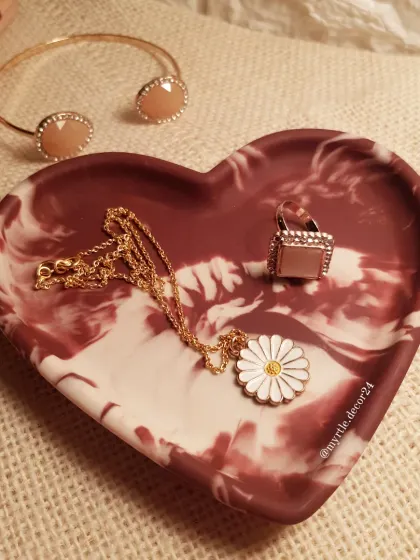 The deep, rich tones of this 'Aurora' heart tray create a beautiful marble effect. It’s a lovely piece for keeping your favorite necklace and rings safe on your dresser.