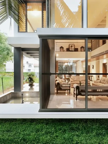 Here, we blurred the boundary between indoor and outdoor spaces with large sliding glass doors. The living room opens directly onto a water feature and lawn, creating a serene and continuous living experience.
