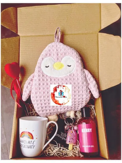 A closer look at our cozy gift box, perfect for a friend. It includes a cute penguin hot water bag, a mug, shower gel, and a keychain.
