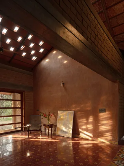 We used sunlight as a design tool. Light filtering through the tiled roof creates a warm, ever-changing canvas of light and shadow on the earthy walls and Athangudi tile floor.